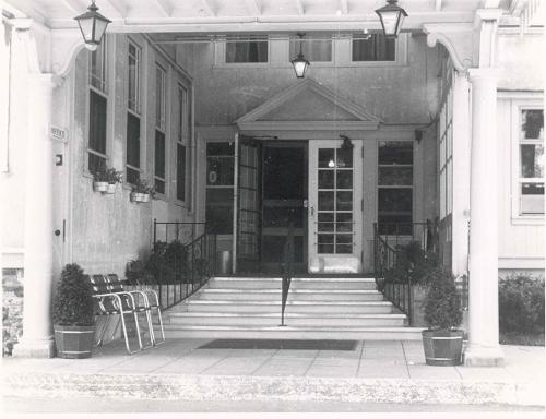 Exterior Inn Entrance 1966